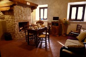 TV a/nebo společenská místnost v ubytování Robur Marsorum Albergo Diffuso