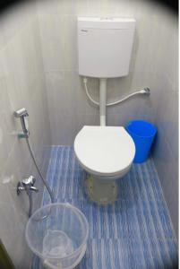 トリバンドラムにあるAndoor Homes, Apt# -1Bの個室に白いトイレがあるバスルーム