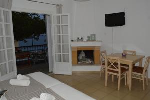 Μια τηλεόραση ή/και κέντρο ψυχαγωγίας στο Rania Studios