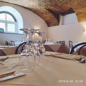 uma mesa com copos de vinho em cima em Il torchio antico em Arzo
