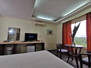 TV a/nebo společenská místnost v ubytování Cebu Hilltop Hotel