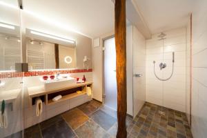 Ein Badezimmer in der Unterkunft Hotel Halfenstube & Villa Spa 1894