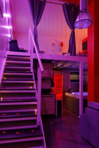 eine Treppe in einem Raum mit lila und roten Wänden in der Unterkunft Romance Spa lofts haut de gamme avec sauna in Le Havre