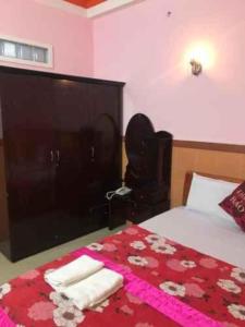 - une chambre avec un lit et 2 serviettes dans l'établissement Bao Vy Hotel, à Hô-Chi-Minh-Ville