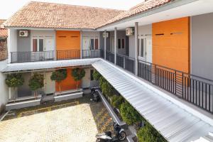 a view of the courtyard of a building at RedDoorz At Merdeka Street Garut in Garut