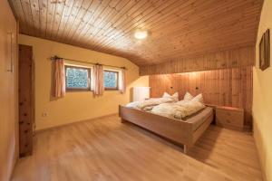 a bedroom with a bed and a wooden ceiling at Untervernatsch Fewo Edelweiss in Senales
