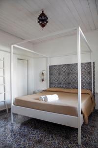 Un pat sau paturi într-o cameră la Mari del Sud Resort