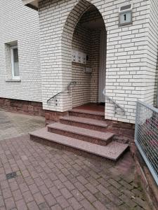 uma entrada para um edifício com escadas e um arco em Haus Peters em Stadtoldendorf