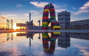 eine bunte Skulptur mitten in einer Stadt in der Unterkunft Romance Spa lofts haut de gamme avec sauna in Le Havre
