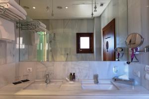 un bagno con due lavandini e un grande specchio di Gran Hotel Soller a Sóller