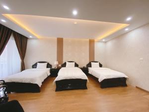 Uma cama ou camas num quarto em Galaxy Grand Hotel