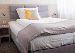 
Łóżko lub łóżka w pokoju w obiekcie Hotel Chrobrego9
