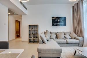 Gallery image of Stylish 2BD with great view in Marina View Tower in Dubai