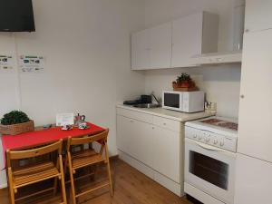 una piccola cucina con un tavolo e un microonde di Bnbook-Ughelli a Rho