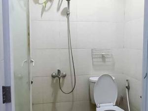 Koupelna v ubytování Aimer Guest House Syariah Mitra RedDoorz + 4 fotografie