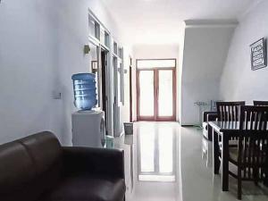 Posezení v ubytování Aimer Guest House Syariah Mitra RedDoorz