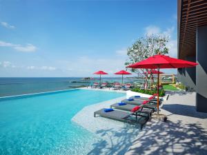 สระว่ายน้ำที่อยู่ใกล้ ๆ หรือใน Novotel Marina Sriracha