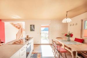 una cucina e una sala da pranzo con tavolo e sedie di NaturparkResort Lodge 150 a Palfau