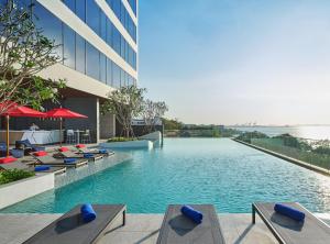 สระว่ายน้ำที่อยู่ใกล้ ๆ หรือใน Novotel Marina Sriracha