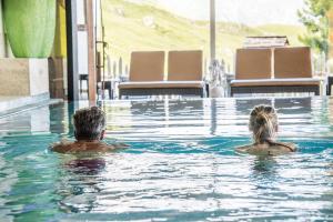 Bazén v ubytování Hotel Goldknopf nebo v jeho okolí