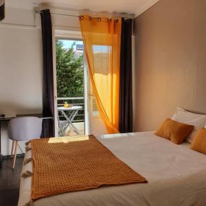 坎城的住宿－美景酒店，一间卧室设有一张床,享有阳台的景色