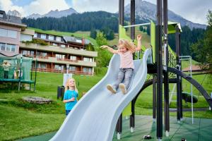 Ferien- und Familienhotel Alpina Adelboden에 숙박 중인 어린이