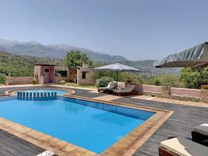 - une piscine dans une villa avec des montagnes en arrière-plan dans l'établissement Villa Galania Armeni Crete, à Arménoi