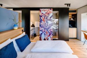 Cama ou camas em um quarto em THE FLAG West M.