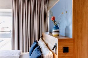 Cama ou camas em um quarto em THE FLAG West M.