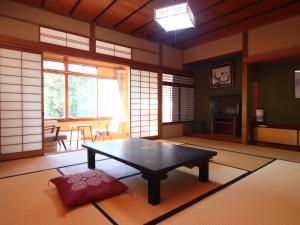 Stolní tenis v ubytování Maruka Ryokan nebo okolí