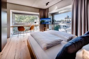 Cama ou camas em um quarto em THE FLAG West M.