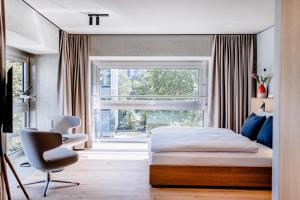 Cama ou camas em um quarto em THE FLAG West M. mais 37 fotos