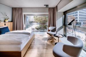 Cama ou camas em um quarto em THE FLAG West M.