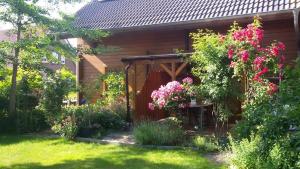 uma casa com um ramo de flores no quintal em Reuken - Fewo Zum Emslotsen em Emden