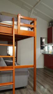 パリにあるスタジオ ル レセペードの二段ベッド2組(キッチン付)が備わるドミトリールームです。