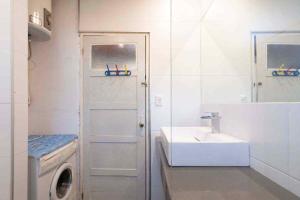 La salle de bains est pourvue d'un lavabo et d'un lave-linge. dans l'établissement Beach House in La Floresta, Uruguay, à La Floresta