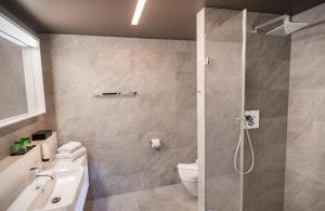 Ein Badezimmer in der Unterkunft aDLERS Hotel Innsbruck
