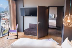 Postel nebo postele na pokoji v ubytování aDLERS Hotel Innsbruck