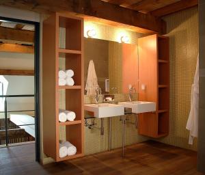 Bathroom sa Hotel Van Eyck
