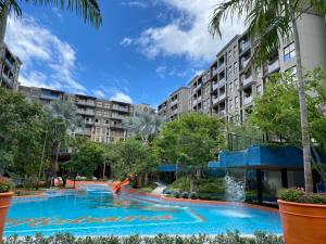 an apartment complex with a large swimming pool at La HABANA Condo 135/500 in Hua Hin