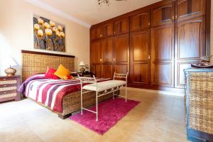 a bedroom with a bed and a pink rug at Casa Lucia in Playa Quemada