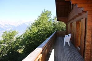 Ein Balkon oder eine Terrasse in der Unterkunft Aeolus MOUNTAIN & QUIET chalet 12 pers by Alpvision Résidences