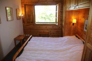 Een bed of bedden in een kamer bij Aeolus MOUNTAIN & QUIET chalet 12 pers by Alpvision Résidences
