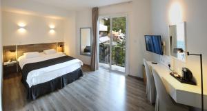 Cette chambre comprend un grand lit et une télévision. dans l'établissement Centrum Hotel - City Center, à Nicosie
