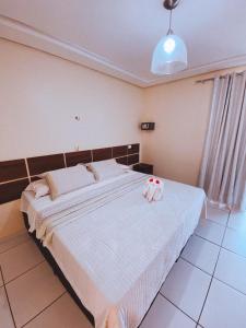 ein Schlafzimmer mit einem Bett mit einem ausgestopften Tier darauf in der Unterkunft Hotel Borari in Alter do Chao