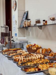 ein Buffet mit vielen verschiedenen Brotsorten und Gebäck in der Unterkunft Hotel Borari in Alter do Chao