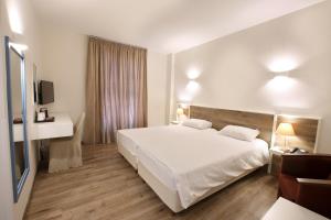 Un pat sau paturi într-o cameră la Centrum Hotel - City Center