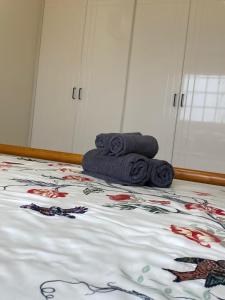 un grupo de toallas sentadas encima de una cama en Larnaca Comfort Rooms, en Lárnaca