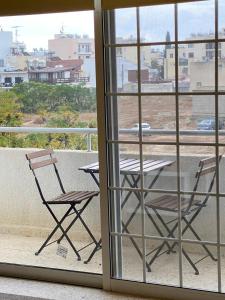 een paar stoelen op een balkon bij Larnaca Comfort Rooms in Larnaka