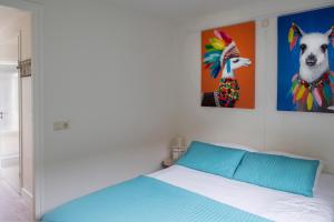 1 dormitorio con 1 cama y 2 cuadros en la pared en Soeren Lounge, en Eerbeek